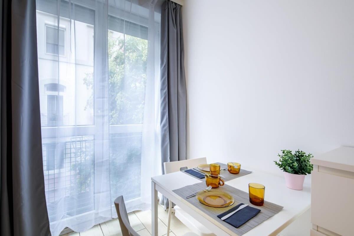 Central And Modern In Angels Street Apartment